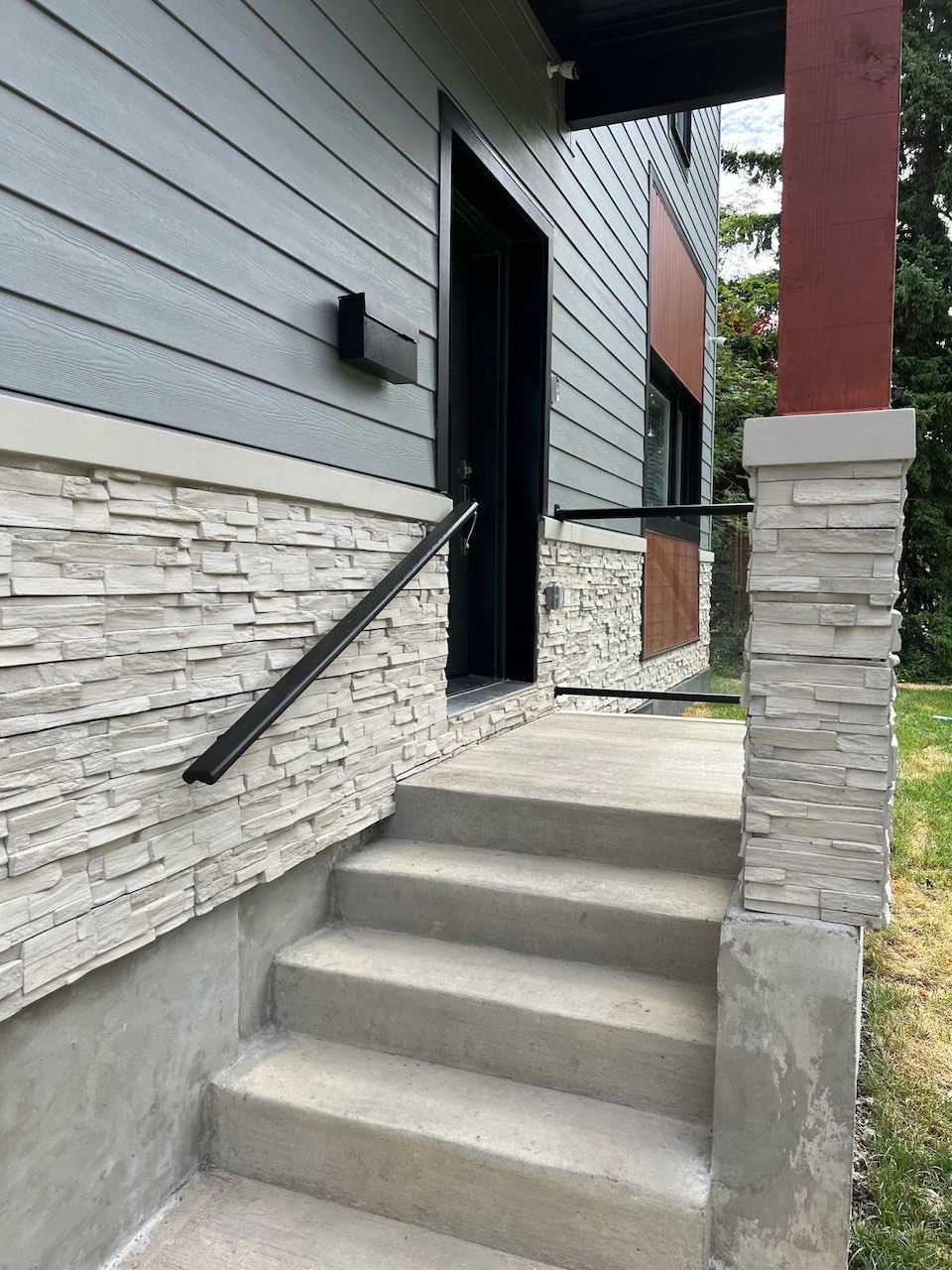 Stone veneer and siding entrance renovation in Toronto